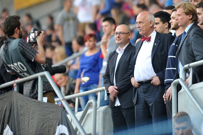 Janusz Korwin-Mikke w młynie fanów na meczu Piast - Legia!