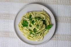 Zrób to pesto z makaronem, obiad będzie hitem. Danie jak z Włoch, a składniki są na łące