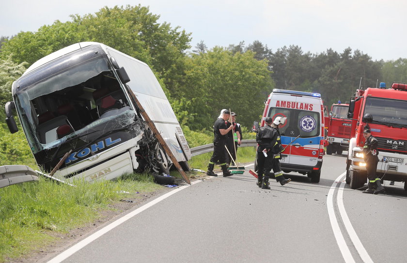 Autokar z turystami zderzył się z osobówką. Jedna osoba nie żyje