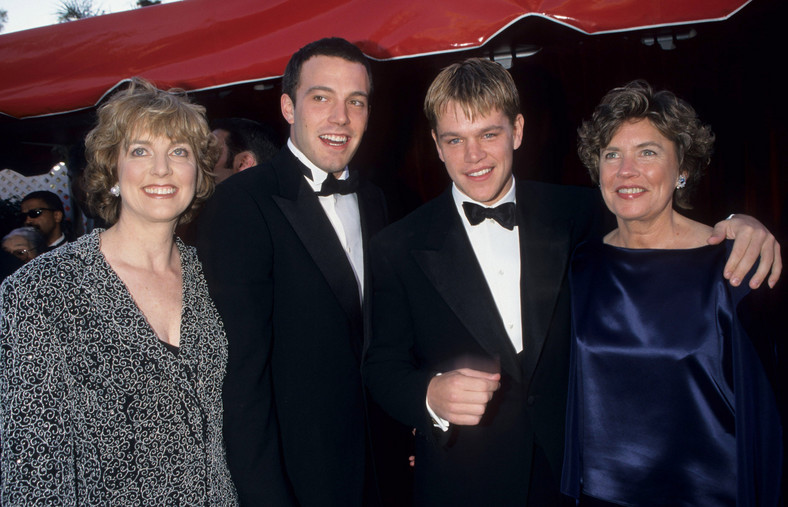 Ben Affleck i Matt Damon z mamami na ceremonii rozdania Oscarów (Los Angeles, 23 marca 1998 r.)