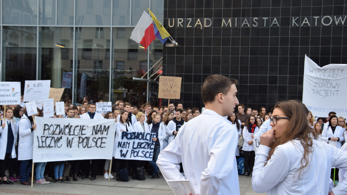 Studenci medycyny ze Śląska protestowali w geście poparcia dla rezydentów Fot. Paweł Pawlik (2)