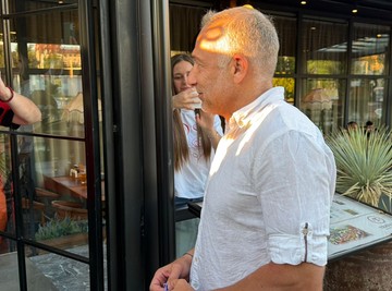 "E MAJKU TI, PENZIONERSKU!" Naš voditelj (53) ušao u RADNJU, a onda USLEDILA PRAVA NEVERICA: "Jeste li obezbedili GROBNO MESTO?!" (FOTO)