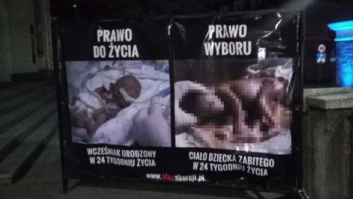 Krwawe billboardy za ogrodzeniem kościoła w Sanoku