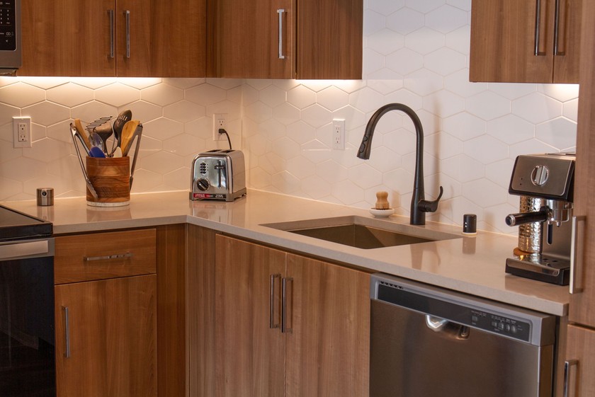 Holz ist ein elementarer Bestandteil von Lyda und Robijns Einrichtung. Durch das natürliche Material fühle sich ein Zuhause erst heimelig an, findet die Beauty-Unternehmerin. 