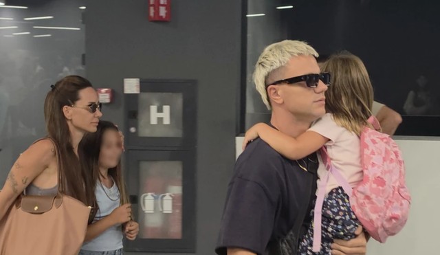 Nikolija i Relja na aerodromu sa decom