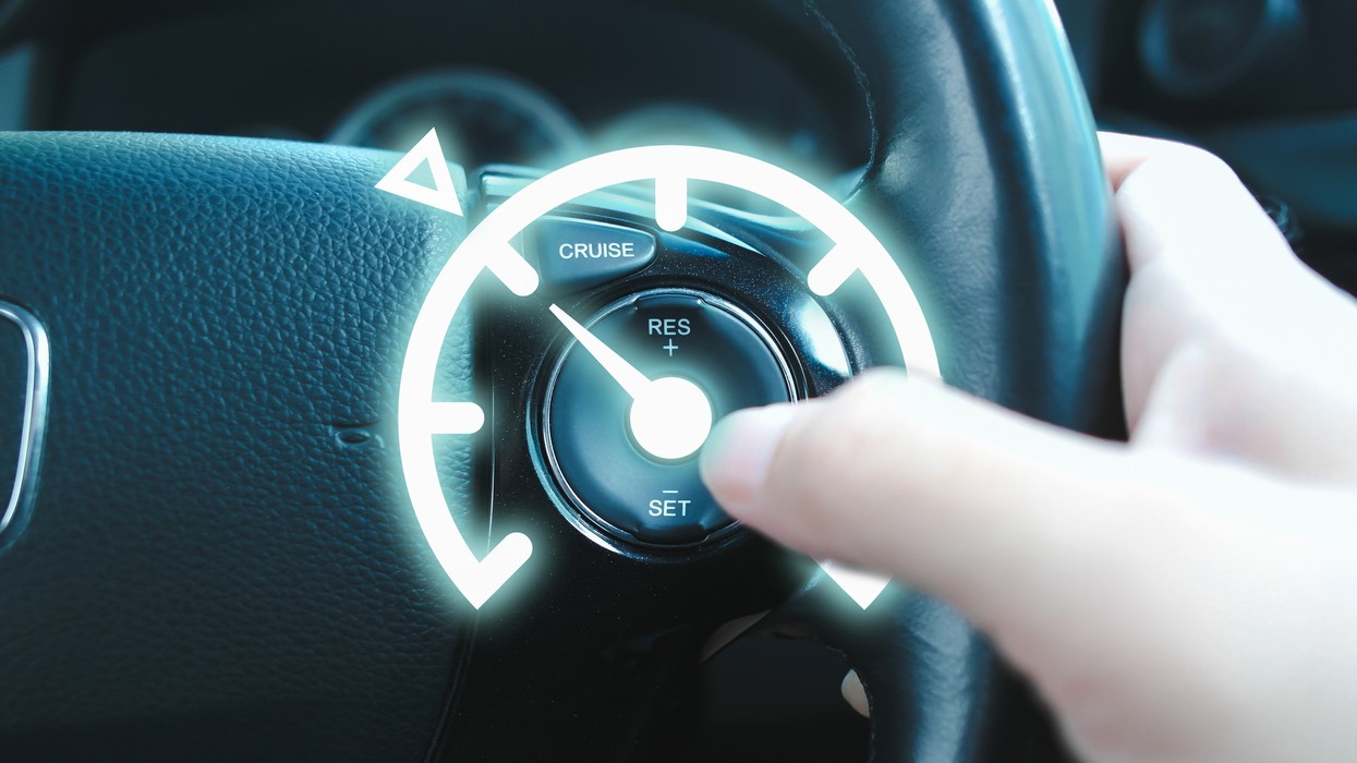 Tempomat šetrí nohu, ale nie vždy palivo. Odborníci vysvetľujú, kedy lepšie vypnúť automat.