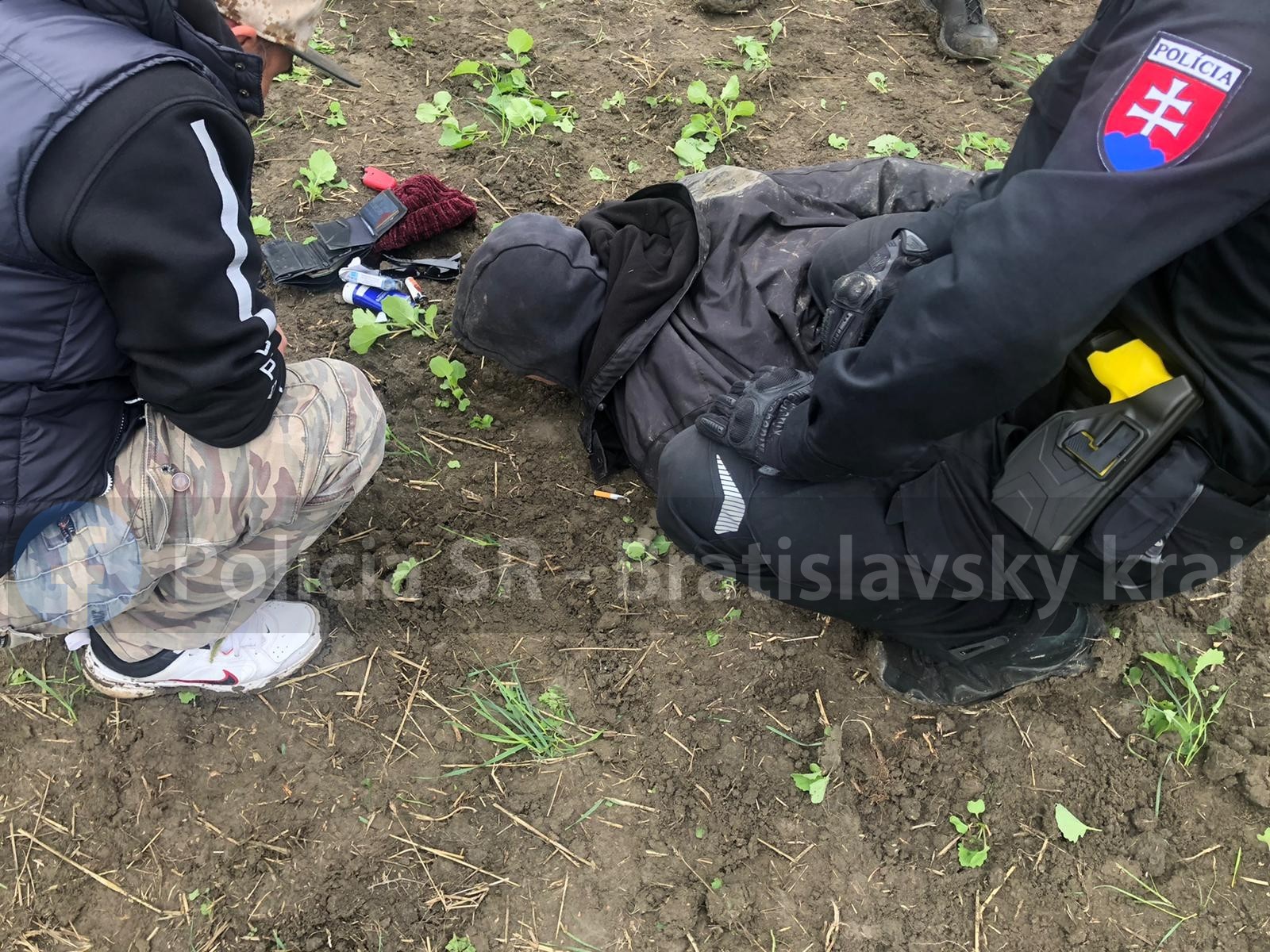   Polícii sa podarilo muža zadržať krátko po 11.30 h na poli medzi obcami Svätý Jur, Malý Raj a Slovenský Grob. 