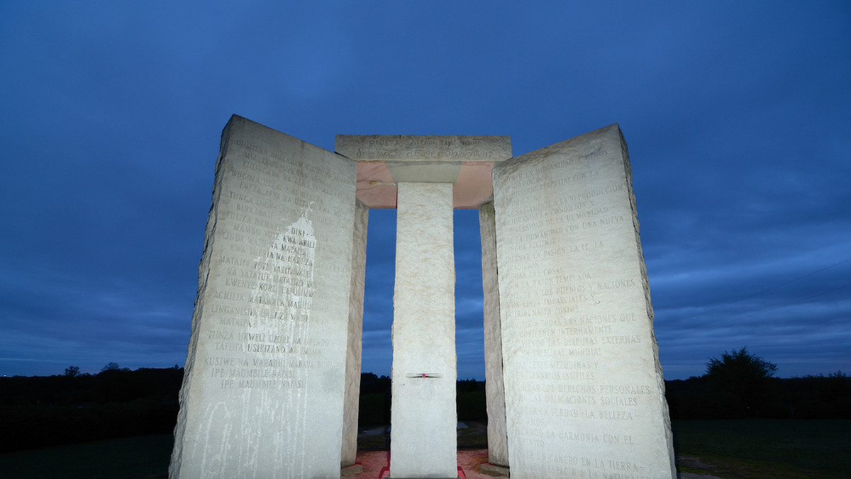 Chociaż na pierwszy rzut oka kamienie mogą się kojarzyć ze słynnym angielskim Stonehenge, to jednak nie są one żadnym starożytnym znaleziskiem. Zostały one wykute i umieszczone na wzgórzu w Georgii w 1980 roku, w obecności blisko 400 osób. Po co?