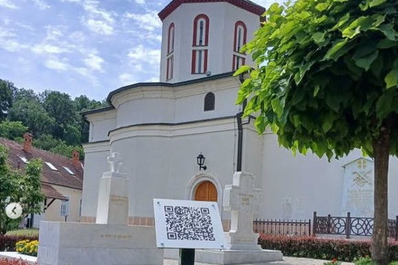(FOTO, VIDEO) Novine na mestu gde je grob patrijarha Pavla: Manastir Rakovica dobio info table sa QR kodovima