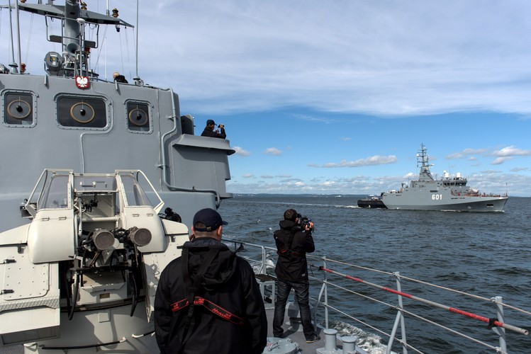 Nie jest to jednostka duża. Wyporność okrętu to 830 ton. Kadłub niszczyciela ma długość 58,5 oraz szerokość 10,3 metra. Jednak nie rozmiary mają stanowić o jego sile i przydatności do służby. Na jego pokładzie zainstalowane są między innymi: zintegrowany system walki, sonary, zdalnie sterowane pojazdy podwodne.

<br><br> fot. (cat) PAP/Roman Jocher