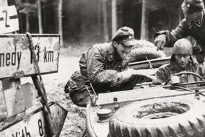 Niemieccy żołnierze z 1. dywizji pancernej SS na skrzyżowaniu dróg w Ardenach