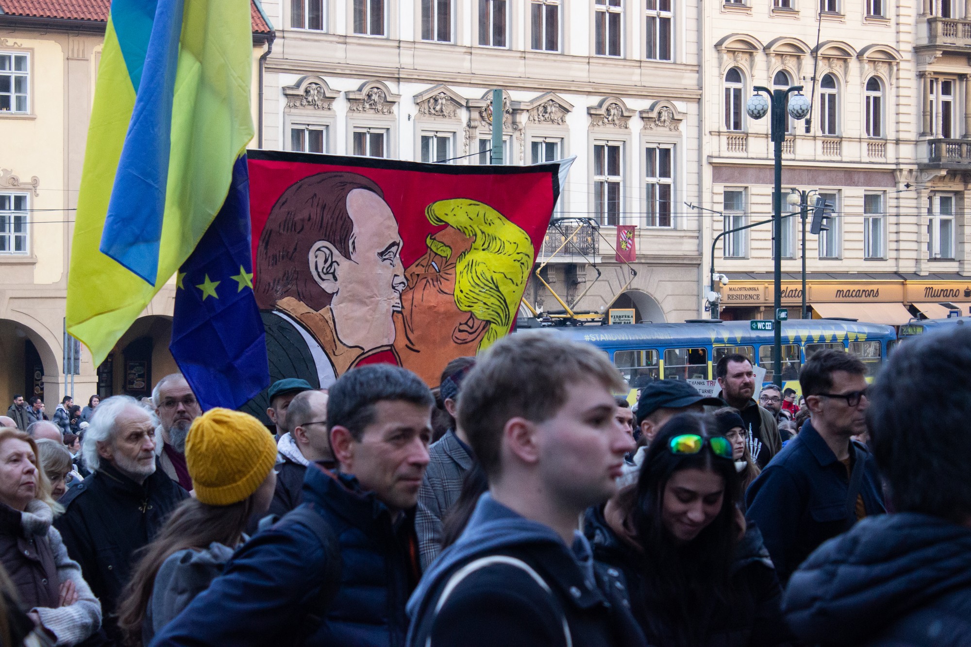 Zhromaždenie na Malostranskom námestí v Prahe proti výrokom amerického prezidenta Donalda Trumpa a jeho spolupracovníkov týkajúce sa medzinárodnej a bezpečnostnej politiky.