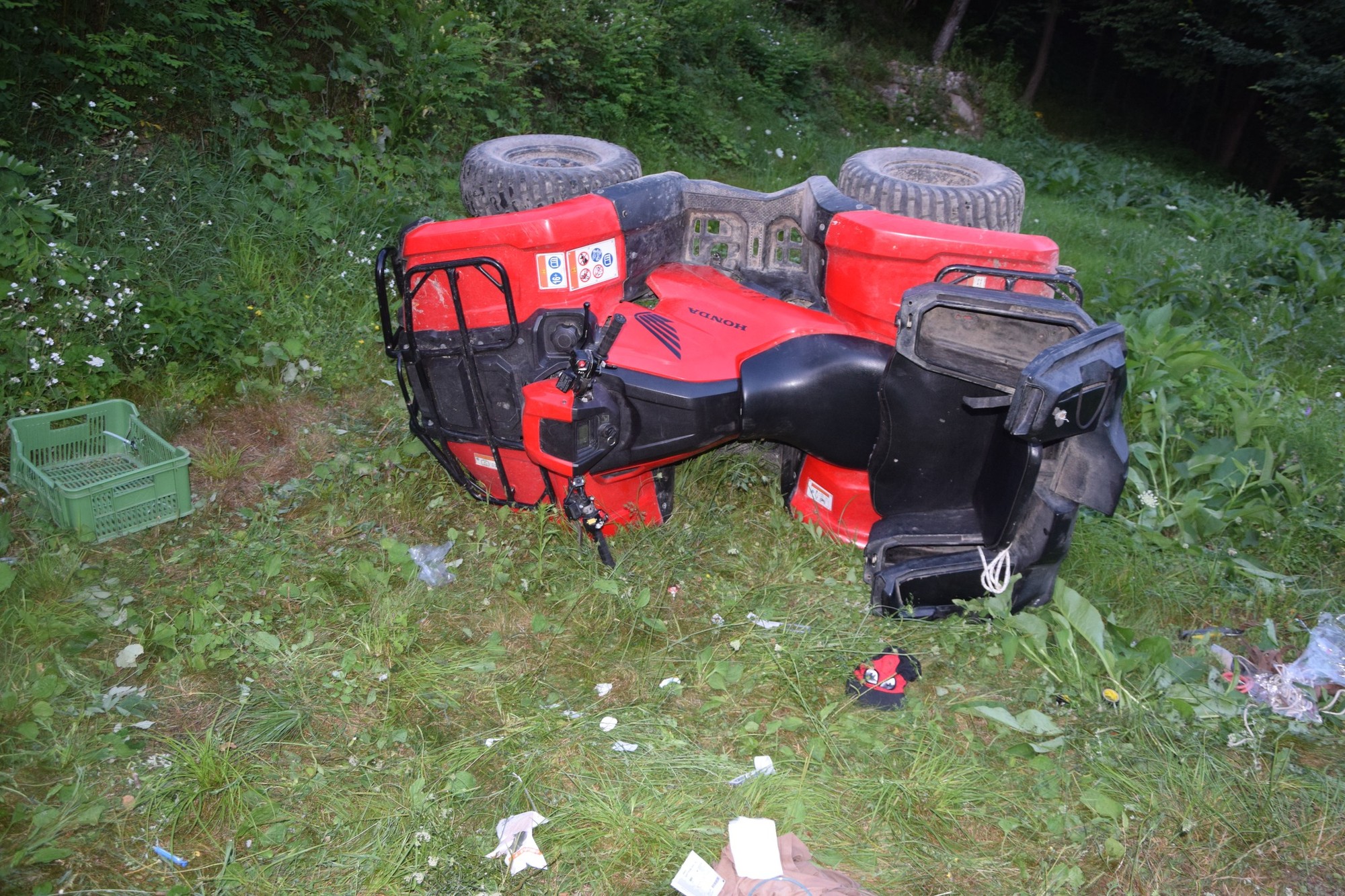 Pri nehode štvorkolky sa zranili štyri osoby.