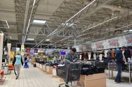 Rano Żabka, po pracy Biedronka, wieczorem Auchan. Kiedy Polacy chodzą do sklepów?