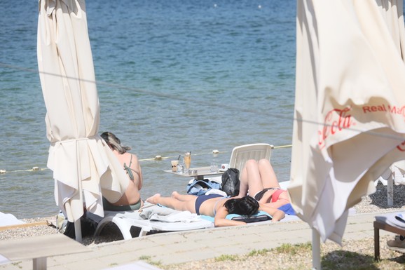 (FOTO, VIDEO) Ogromne gužve na putu do Ade Ciganlije, ali tamo UŽIVANJE: Sunčanje, šetnja, kafica, rekreacija...