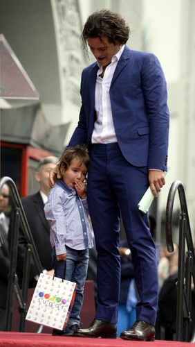 Orlando Bloom i ciut znudzony mały Flynn podczas uroczystości w Hollywood