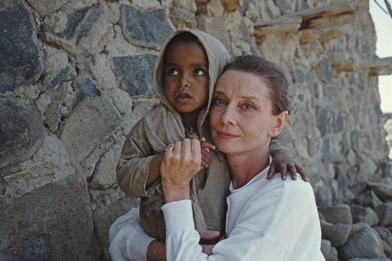 Audrey Hepburn z dziewczynką w trakcie misji UNICEF-u w Etiopii w 1988 r.