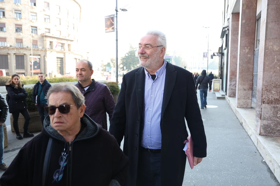 Nestorović je uporno ponavljao stav da pokret neće podržati ni vlast ni opoziciju i da treba ići na nove izbore u Beogradu
