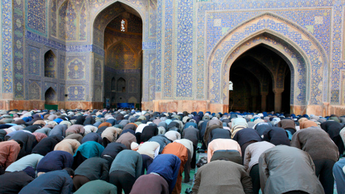 Większość muzułmanów na świecie jest głęboko oddanych swej wierze i uważa, że islam powinien kształtować nie tylko ich osobiste życie, ale też społeczeństwa i politykę; wielu chce, by szariat był oficjalnym prawem - wynika z raportu PEW Reserch Center.