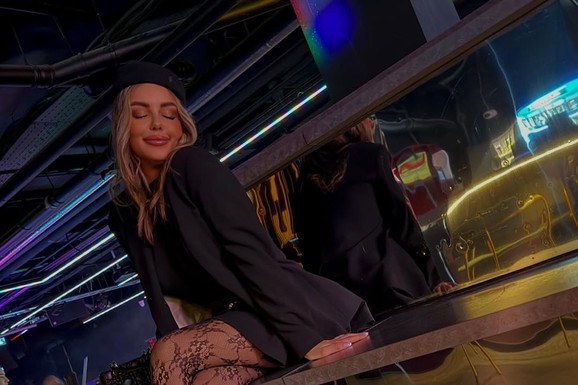 NATAŠA RODIĆ OTIŠLA KOD ZETA U RUSIJU Veljkova svastika u mrežastim čarapama i miniću, SELA NA ŠANK - Ceca odmah reagovala