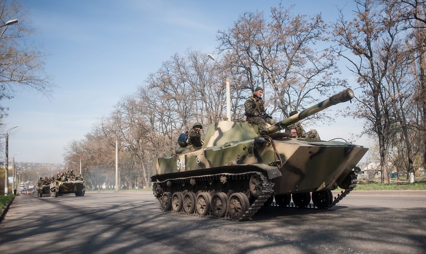 Separatyści utrzymują, że ich działania wymierzone są w faszystów z Sektora Prawicowego (PS). W rzeczywistości działacze PS są w Zagłębiu Donieckim nieobecni. Zamiast tego można ich znaleźć w szeregach buntowników. Takich jak Pawło Hubariew, samozwańczy gubernator Doniecka, dawniej działacz neonazistowskiej Rosyjskiej Jedności Narodowej.