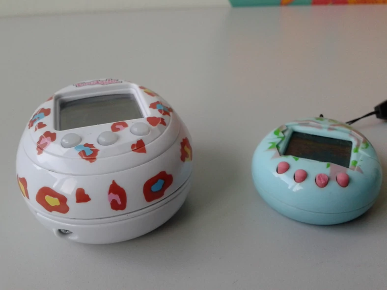 Tamagotchi Friends (po lewej) i Tamagotchi z lat 90.