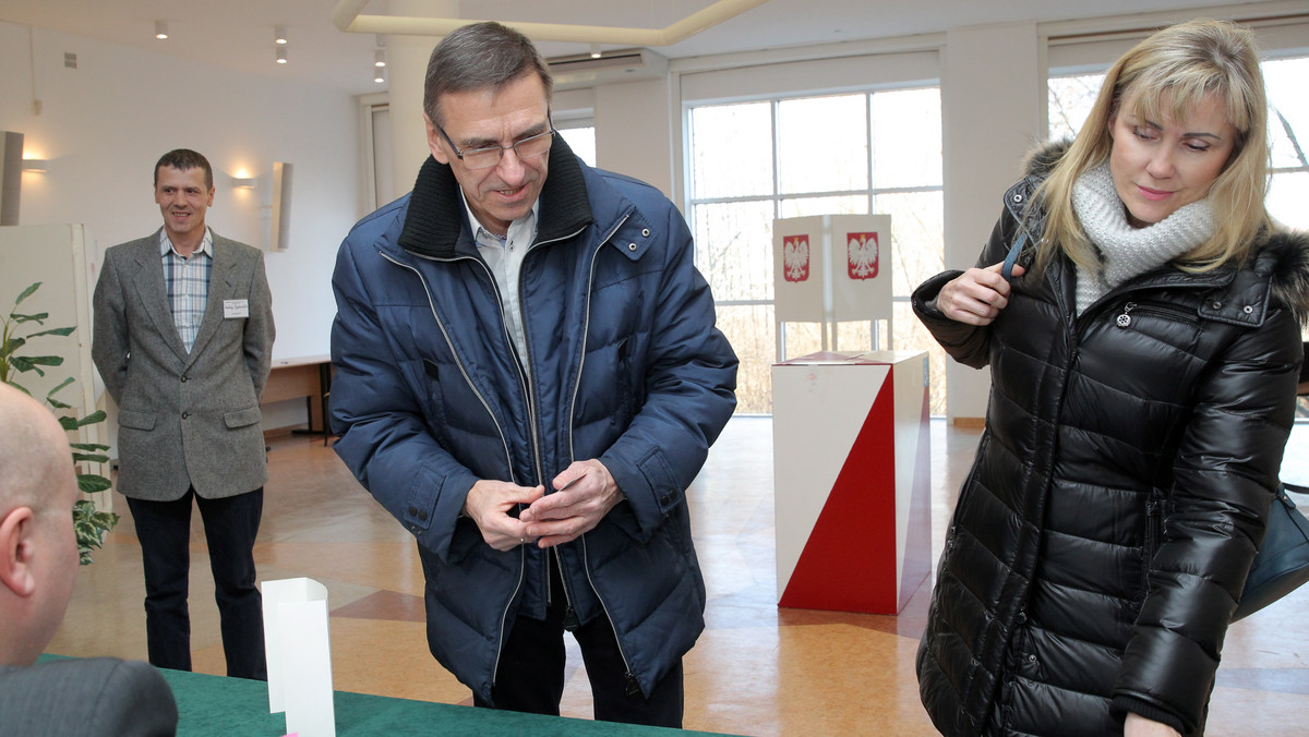 Wybory na prezydenta Olsztyna wygrał Piotr Grzymowicz różnicą 523 głosów - podała Miejska Komisja Wyborcza po podliczeniu głosów ze stu procent komisji. Obecny prezydent walczył z byłym włodarzem miasta, który jest oskarżony o molestowanie seksualne.