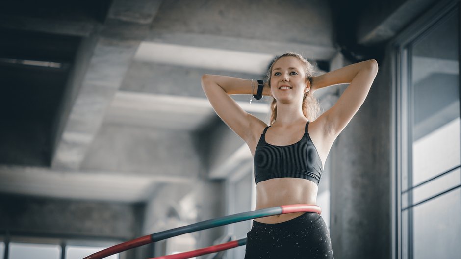 Hula-hooping to złożona aktywność fizyczna, która wymaga odpowiedniej synchronizacji