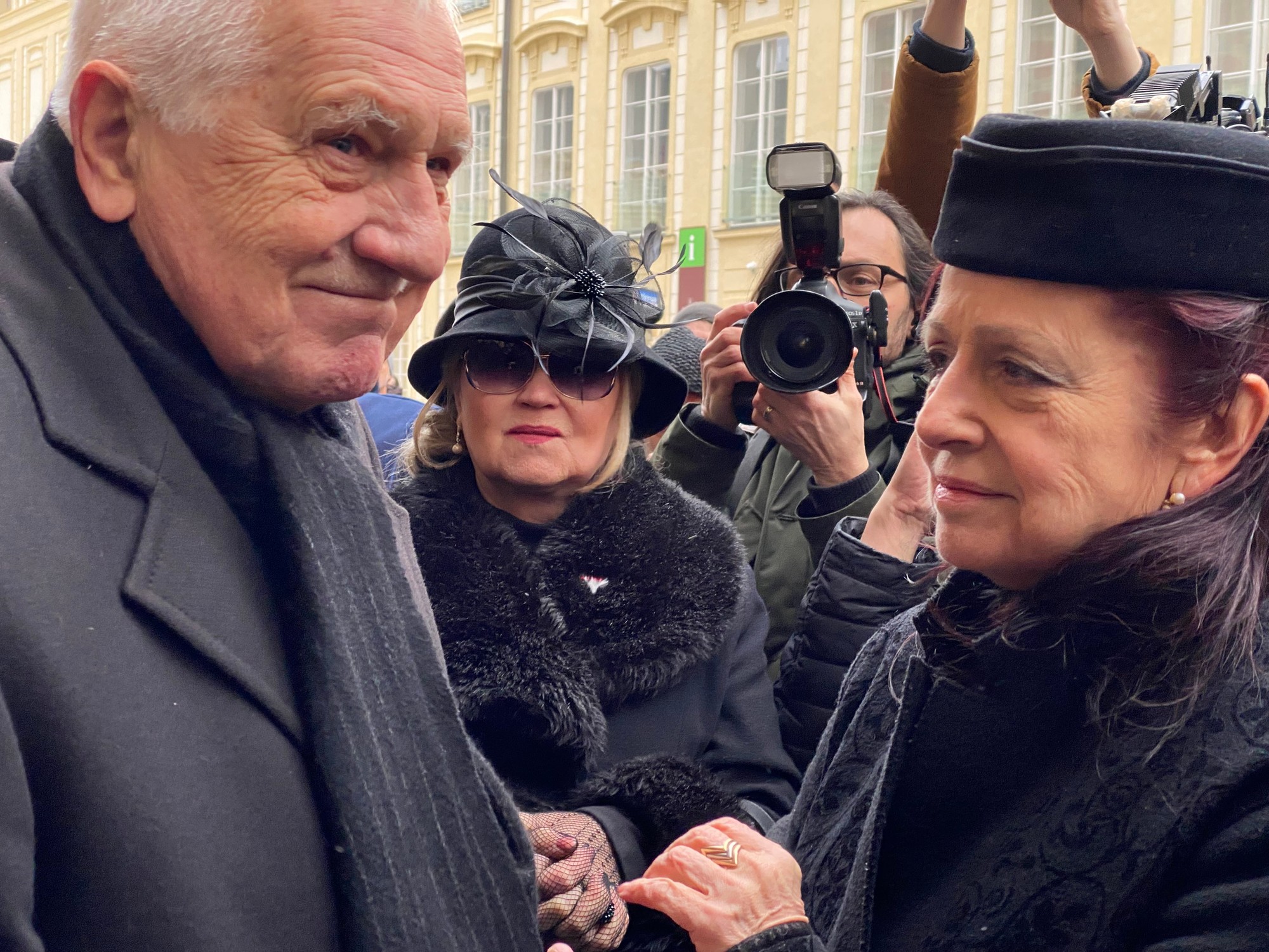 Václav Klaus kondoluje manželke Deane Horváthovej – Jakubiskovej po rozlúčke s Jurajom Jakubiskom.