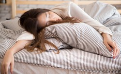 Chcesz, by nastolatek miał lepsze wyniki w nauce? Nie budź go o…