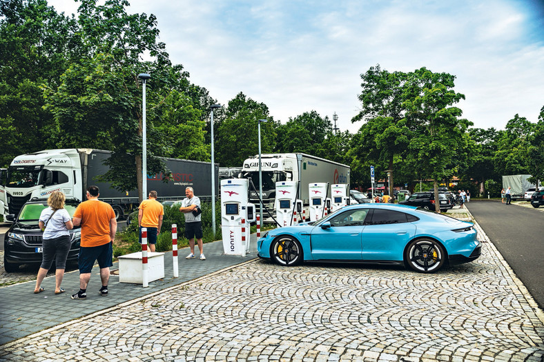 Porsche Taycan w podróży z Hamburga do Rzymu