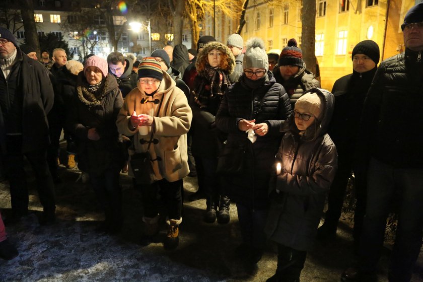 Polacy gromadzą się, by uczcić pamięć Pawła Adamowicza