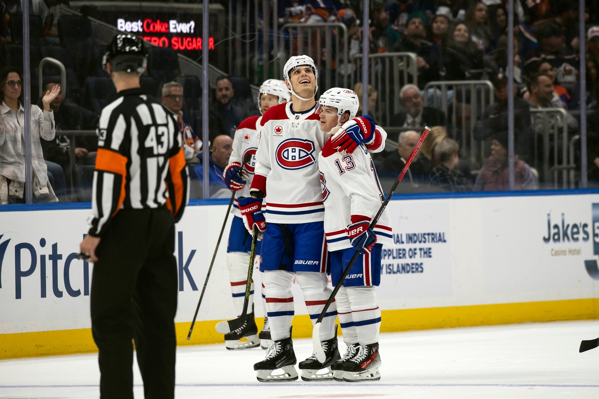 Cole Caufield (Montreal Canadiens) sa raduje z gólu s Jurajom Slafkovským.