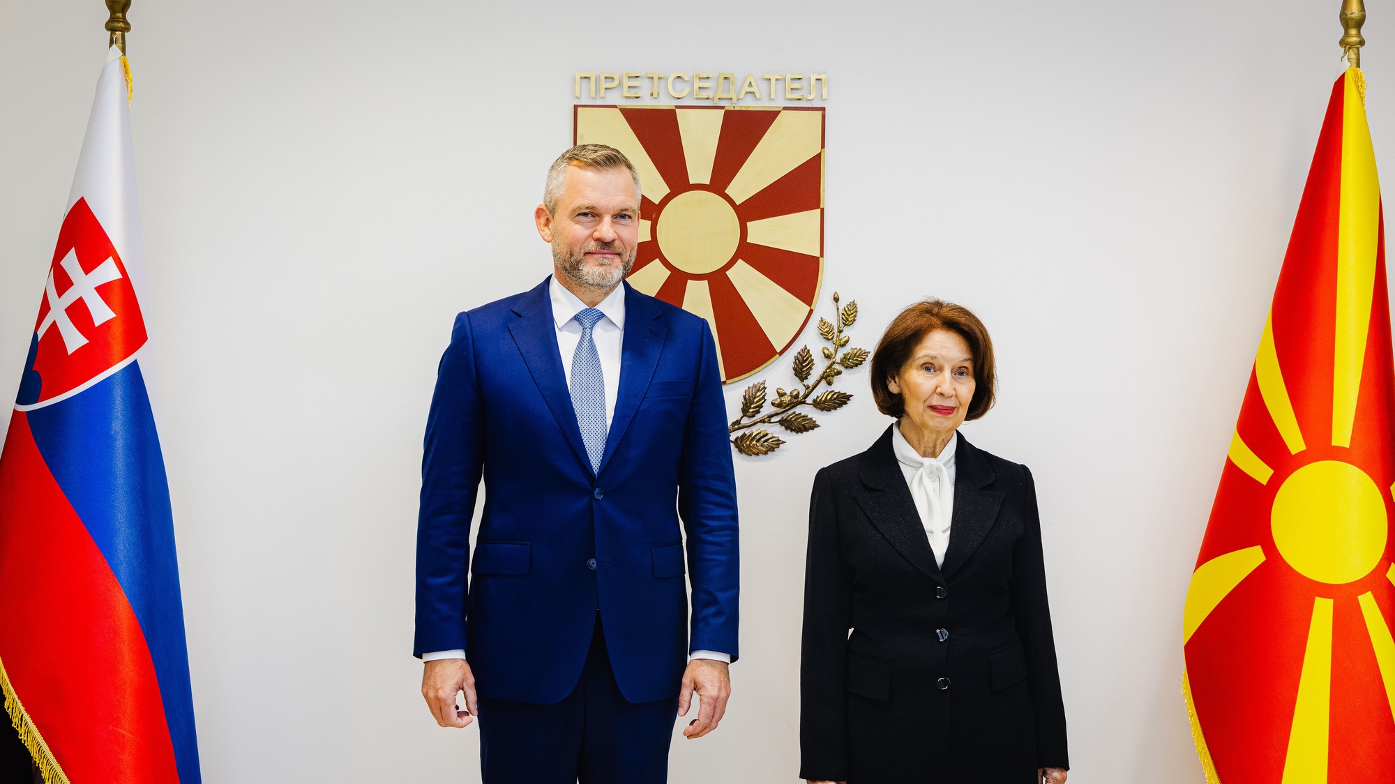 Prezident SR Peter Pellegrini a prezidentka Severného Macedónska Gordana Siljanovská-Davková pózujú počas ich stretnutia v meste Skopje.