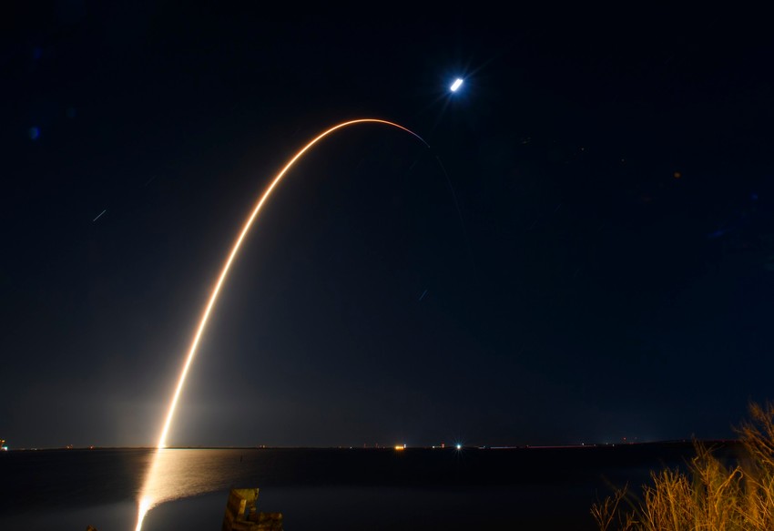 Lansiranje rakete "falkon 9" sa 23 "Starlinkova" satelita 25. novembra u Kejp Kanaveralu na Floridi