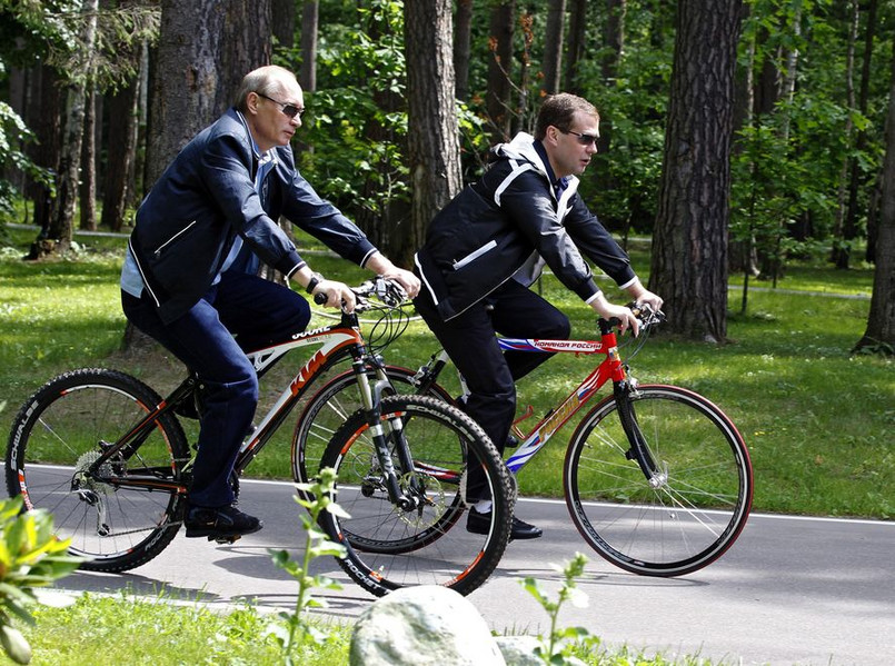 Prezydent z premierem na rowerach. Jak oni na siebie patrzą...