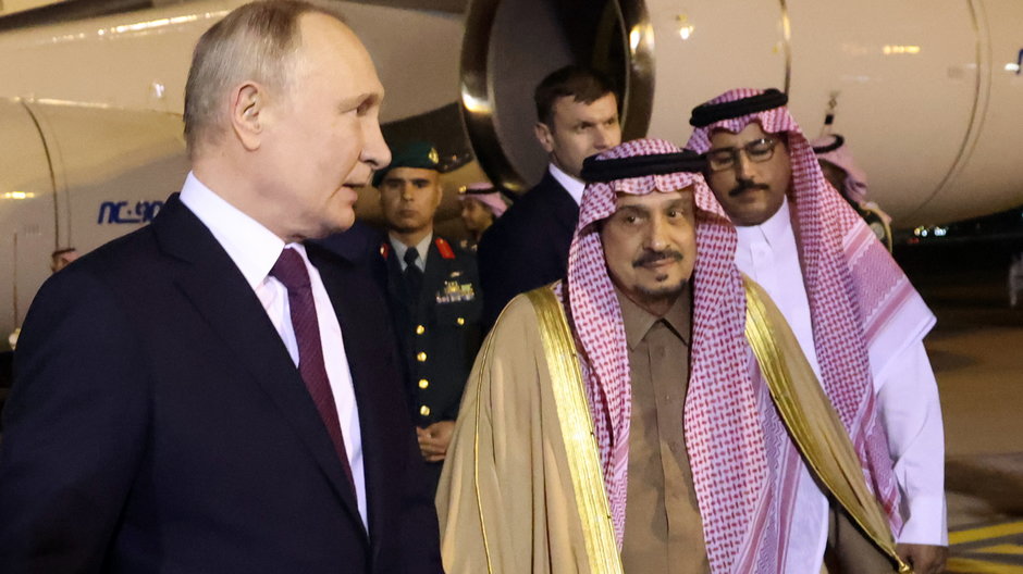 Władimir Putin na lotnisku w Rijadzie, stolicy Arabii Saudyjskiej, 6 grudnia