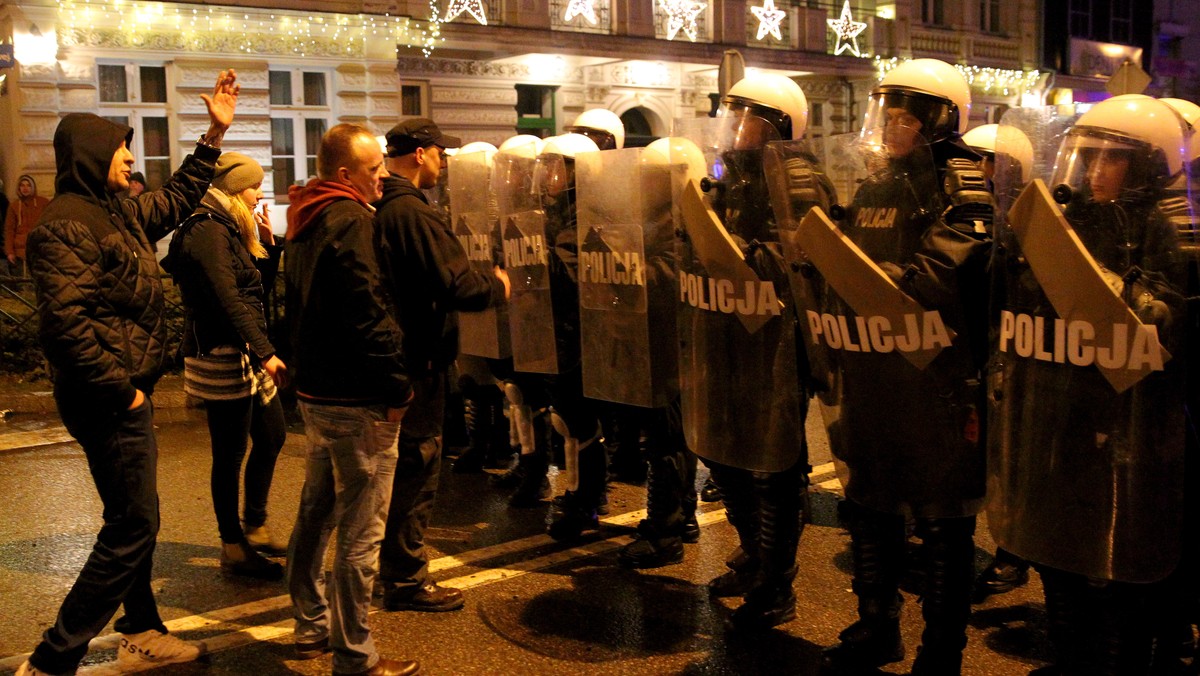 W Ełku trwają narady z komendantami policji i straży pożarnej, na których podsumowywane są wczorajsze zajścia i działania służb. – Teraz jest spokojnie, nie dzieje się nic niepojącego – powiedział prezydent Ełku Tomasz Andrukiewicz.