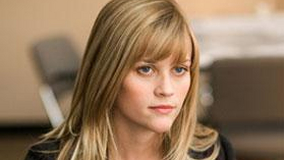 Reese Witherspoon musiała zrezygnować ze sceny jazdy na motocyklu w filmie "Penelope", kiedy okazało się, że jest zbyt niska, aby dosięgnąć do podpórek na