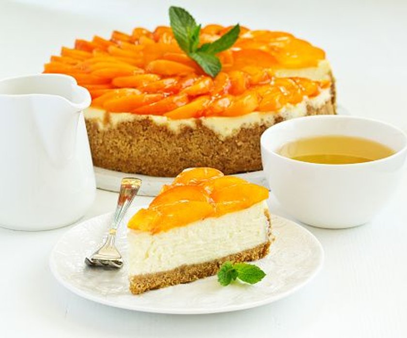 Cheesecake with peaches