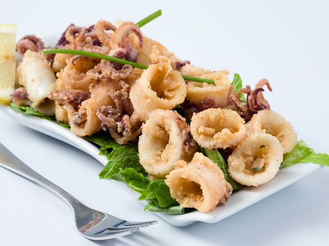 11358_WEB-przene-lignje-stock-photo-deep-fried-calamari-with-letucce-and-lemon-shutterstock_22474882