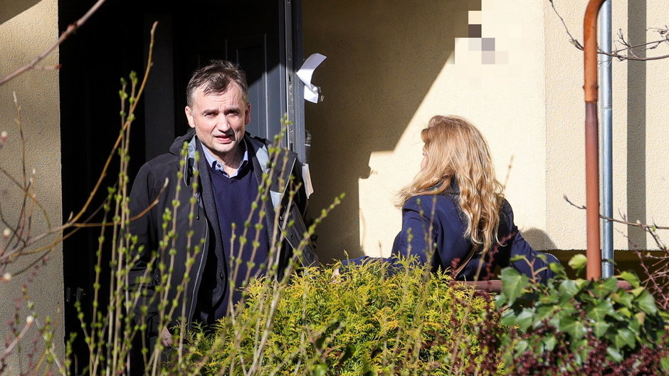 Zbigniew Ziobro wraz z żoną Patrycją Kotecką przed swoim domem po przeszukaniu ABW
