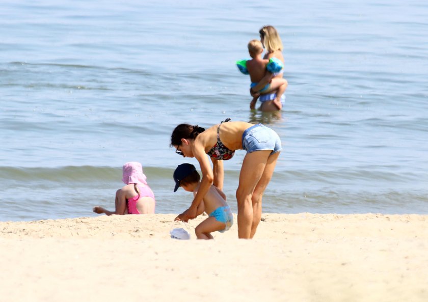 Marta Kaczyńska na plaży w Sopocie z synem