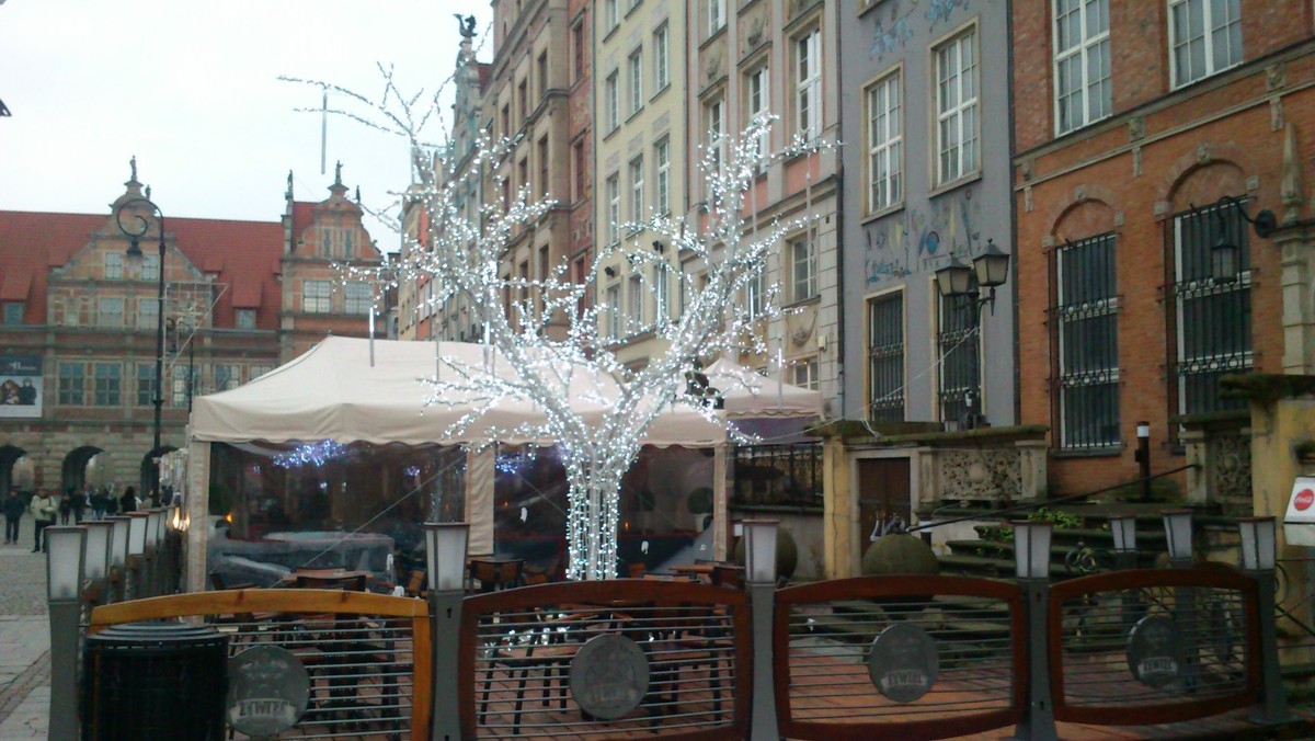 Przed restauracją Kleopatra na Długim Targu w Gdańsku ustawiono zimowy ogródek restauracyjny, z którego straszy srebrno-biała fontanna i drzewko ze "spadającymi" soplami. To samowola, ponieważ właściciel Kleopatry nie ma zgody na prowadzenie ogródka, a wątpliwa estetyka dekoracji razi po oczach zarówno mieszkańców, jak i turystów. Miasto działa opieszale, bo "zastanawia się, jak w zgodzie z przepisami usunąć samowolę".