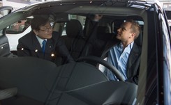 Maciej Stuhr zadaje szyku za kierownicą nowego cacka. Pod karoserią trzy silniki. Mamy ZDJĘCIA