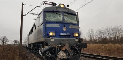 Dramatyczne nagranie wypadku na torach. Kierowca autobusu szkolnego próbował się ratować w ostatniej chwili. Nie zdążył...