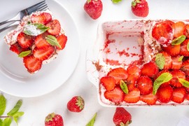 TORTA SA JAGODAMA za 10 minuta! Potrebna vam je jedna činija i nekoliko sastojaka, a rezultat je NESTVARNO KREMASTA POSLASTICA