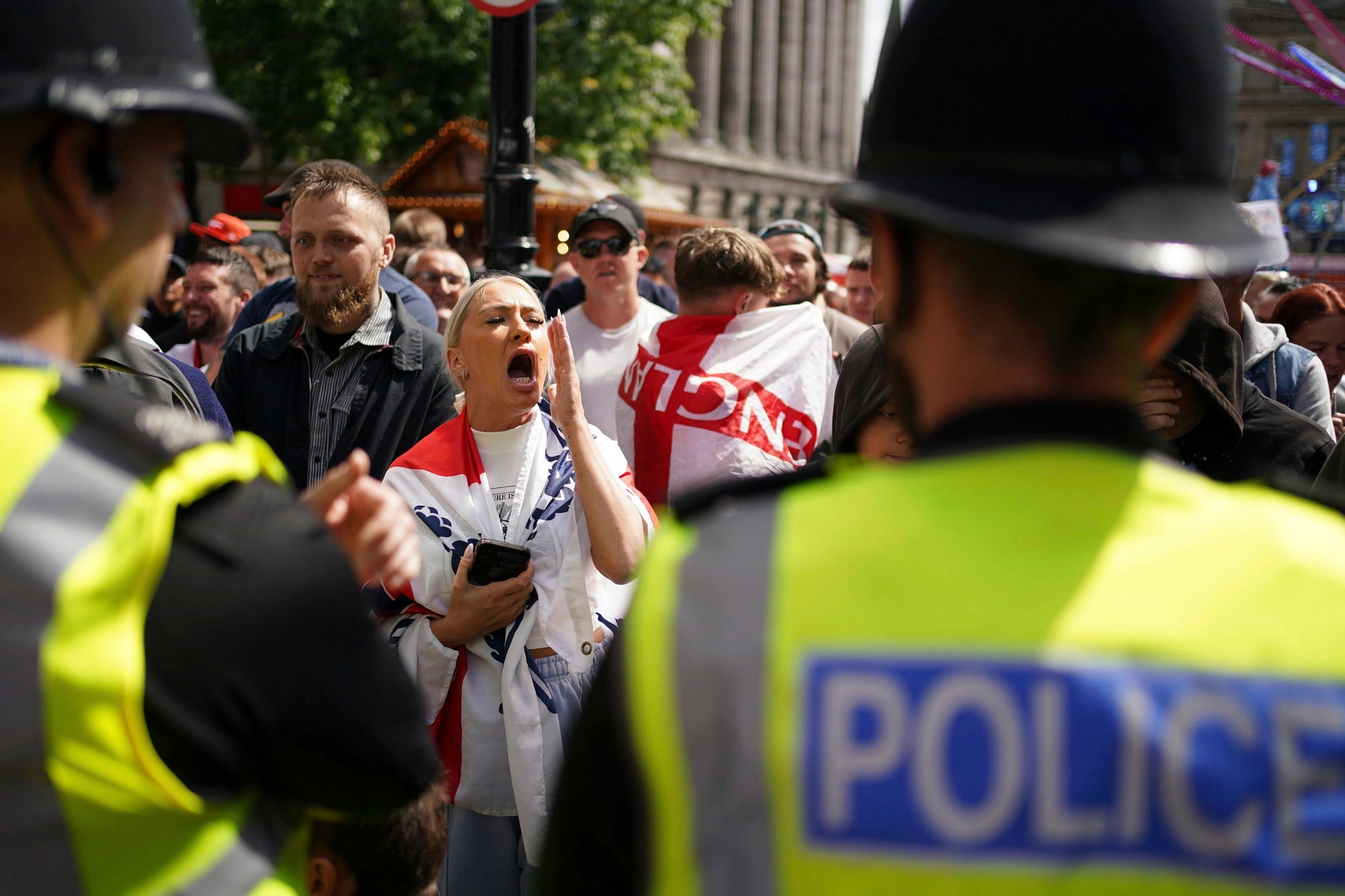 Krajná pravica v Británii pokračuje v protestoch.