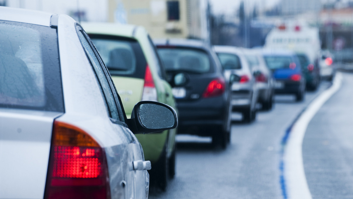 Kolumny pojazdów w tempie 20-30 km/h przejadą w poniedziałek od skrzyżowania w Porosłach do węzła w Choroszczy. Dalej drogą tranzytową do ronda Narodowych Sił Zbrojnych, Szosą Ełcką i z powrotem. Protest zacznie się o godzinie 12 i potrwa do 15 - informuje "Kurier Poranny".