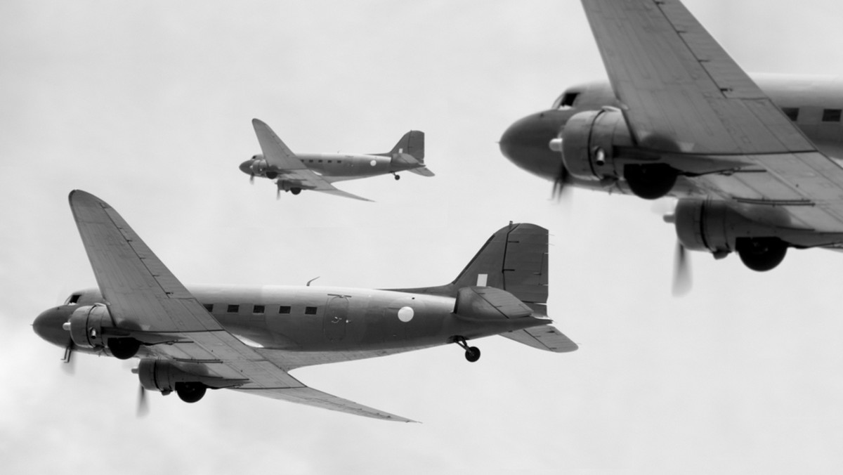 Kontrolerzy lotów na lotnisku w Pradze nerwowo wzywali przez radio załogi trzech samolotów pasażerskich Dakota C 47. Próby nawiązania kontaktu z maszynami lecącymi z Ostrawy, Brna i Bratysławy do Pragi pozostawały bez odzewu. Maszyny zniknęły!